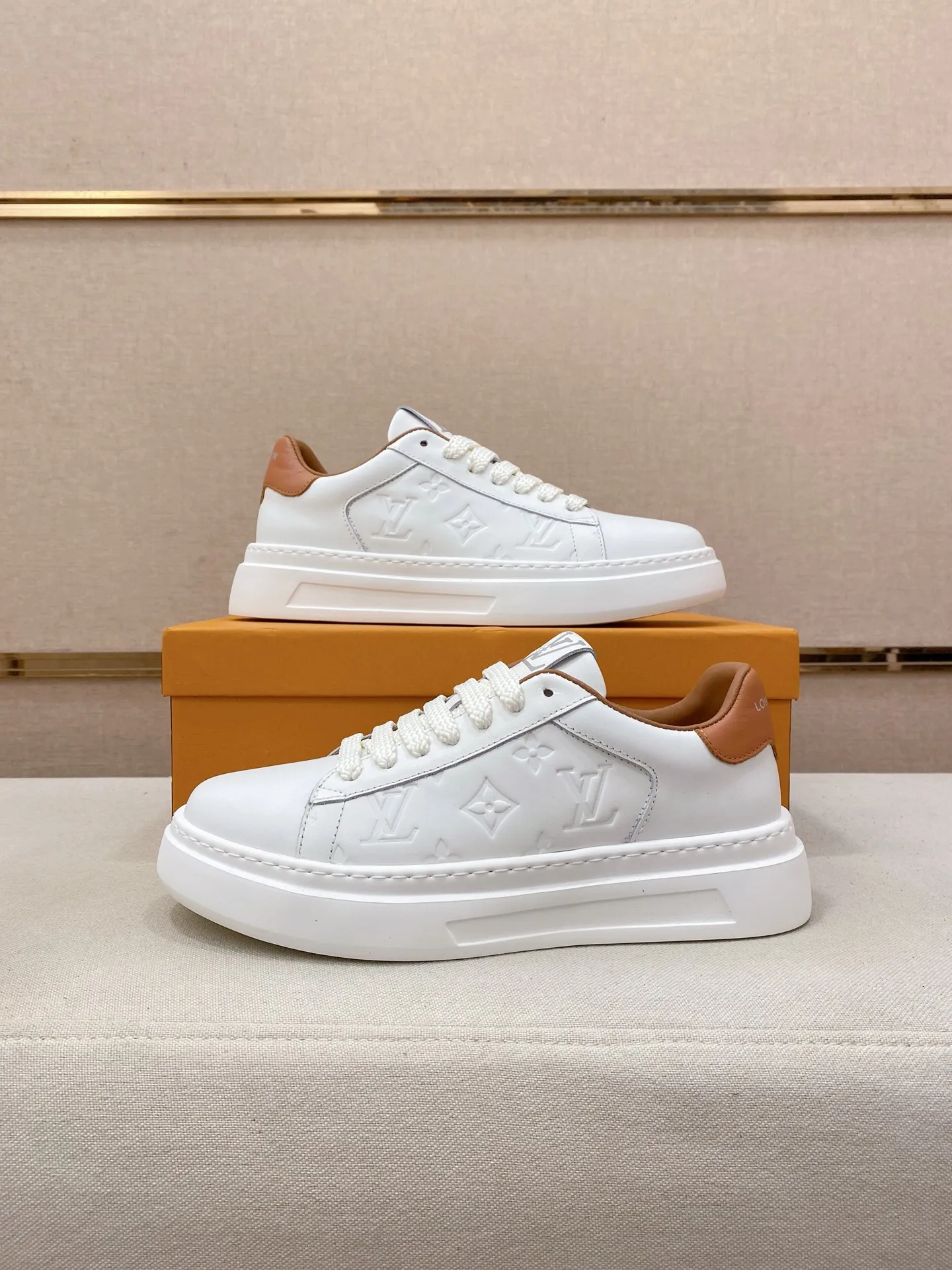 Men's shoes 💰: 480💰🎉🎉LV~Louis Vuitton trendy men's shoes New shipments Latest matching The same style as the official website Super high quality Hot sales of the season [strong] [strong] [strong] Selected first-layer cowhide, comfortable cowhide lining, original last, comfortable on the foot, wear-resistant rubber outsole Size number: 38-44.